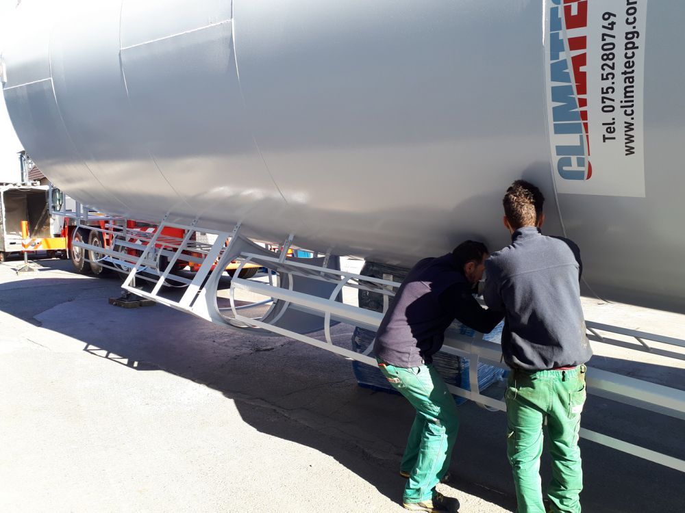 Transportul unui rezervor vertical de apă anti incendiu Climatec Transportul unui rezervor vertical de apă anti incendiu Climatec